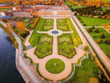 Hampton Court Palace 'ın havadan görünüşü, İngiltere' nin Thames kentindeki Richmond kasabasında bir kraliyet sarayı.