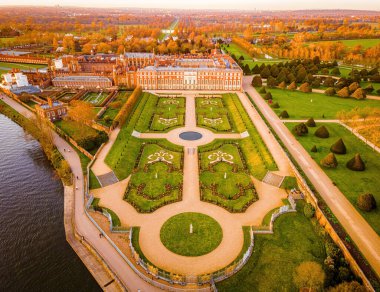 Hampton Court Palace 'ın havadan görünüşü, İngiltere' nin Thames kentindeki Richmond kasabasında bir kraliyet sarayı.