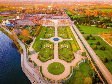 Hampton Court Palace 'ın havadan görünüşü, İngiltere' nin Thames kentindeki Richmond kasabasında bir kraliyet sarayı.