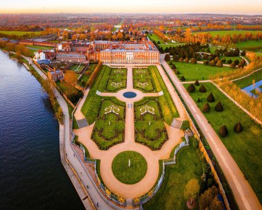 Hampton Court Palace 'ın havadan görünüşü, İngiltere' nin Thames kentindeki Richmond kasabasında bir kraliyet sarayı.