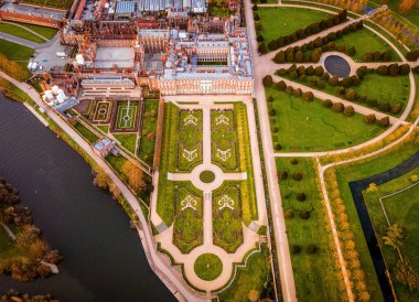 Hampton Court Palace 'ın havadan görünüşü, İngiltere' nin Thames kentindeki Richmond kasabasında bir kraliyet sarayı.
