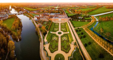 Hampton Court Palace 'ın havadan görünüşü, İngiltere' nin Thames kentindeki Richmond kasabasında bir kraliyet sarayı.