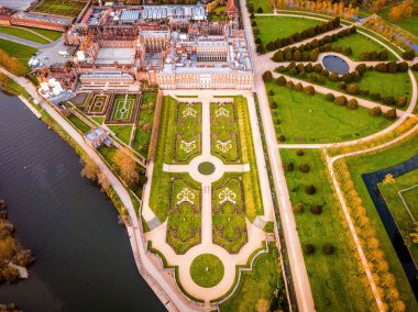 Hampton Court Palace 'ın havadan görünüşü, İngiltere' nin Thames kentindeki Richmond kasabasında bir kraliyet sarayı.