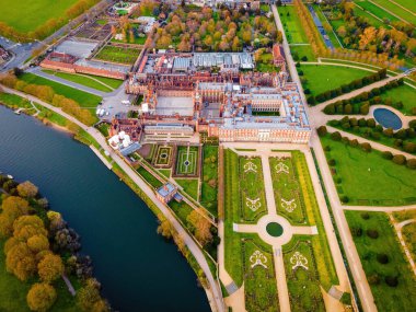 Hampton Court Palace 'ın havadan görünüşü, İngiltere' nin Thames kentindeki Richmond kasabasında bir kraliyet sarayı.