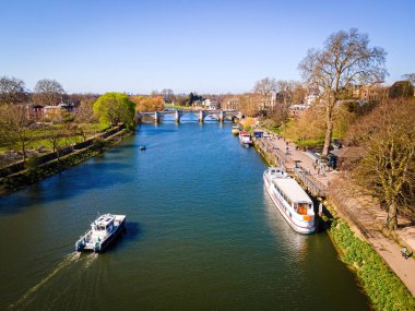 Richmond Köprüsü 'nün ve Londra' nın banliyölerinin ilkbaharda havadan görünüşü.