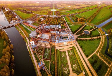 Hampton Court Palace 'ın havadan görünüşü, İngiltere' nin Thames kentindeki Richmond kasabasında bir kraliyet sarayı.