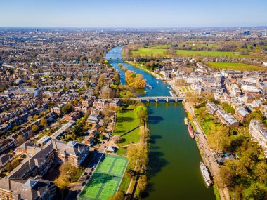 Richmond Köprüsü 'nün ve Londra' nın banliyölerinin ilkbaharda havadan görünüşü.