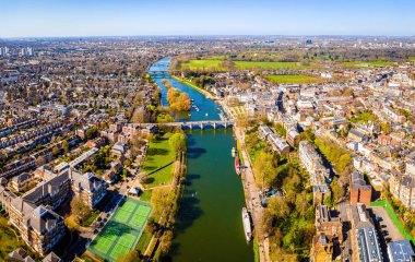Richmond Köprüsü 'nün ve Londra' nın banliyölerinin ilkbaharda havadan görünüşü.
