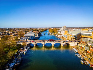Kingston Köprüsü 'nün ve Londra' nın banliyölerinin ilkbaharda havadan görünüşü.