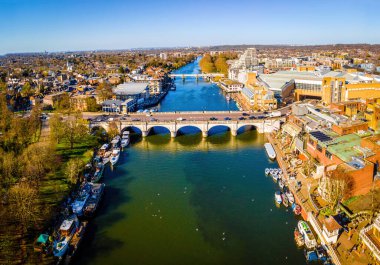 Kingston Köprüsü 'nün ve Londra' nın banliyölerinin ilkbaharda havadan görünüşü.