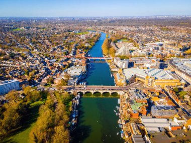 Kingston Köprüsü 'nün ve Londra' nın banliyölerinin ilkbaharda havadan görünüşü.