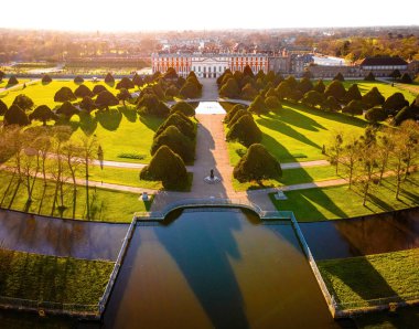 Hampton Court Palace 'ın havadan görünüşü, İngiltere' nin Thames kentindeki Richmond kasabasında bir kraliyet sarayı.