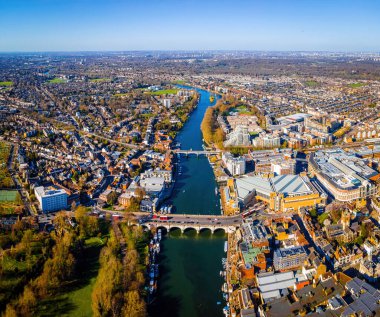 Kingston Köprüsü 'nün ve Londra' nın banliyölerinin ilkbaharda havadan görünüşü.