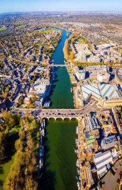 Kingston Köprüsü 'nün ve Londra' nın banliyölerinin ilkbaharda havadan görünüşü.