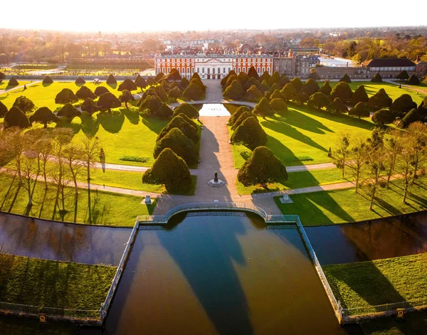 Hampton Court Palace 'ın havadan görünüşü, İngiltere' nin Thames kentindeki Richmond kasabasında bir kraliyet sarayı.