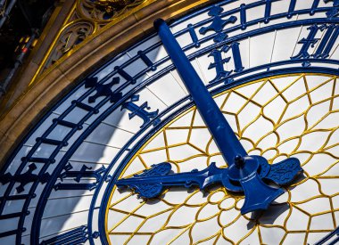 Big Ben saat kulesi kadranlarla ve saat kollarıyla restore edildi. Prusya mavisi boyalı.