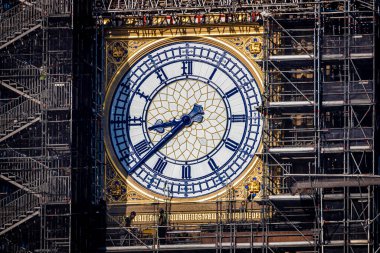 Big Ben saat kulesi kadranlarla ve saat kollarıyla restore edildi. Prusya mavisi boyalı.