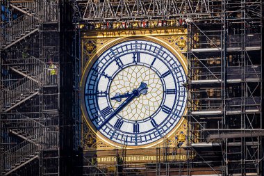 Big Ben saat kulesi kadranlarla ve saat kollarıyla restore edildi. Prusya mavisi boyalı.