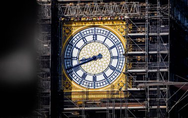 Big Ben saat kulesi kadranlarla ve saat kollarıyla restore edildi. Prusya mavisi boyalı.