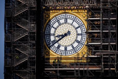 Big Ben saat kulesi kadranlarla ve saat kollarıyla restore edildi. Prusya mavisi boyalı.