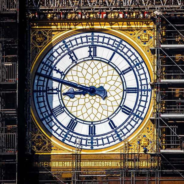 大本钟钟塔已经恢复 拨号盘和钟表手重新把普鲁士的蓝色涂上了颜色 — 图库照片