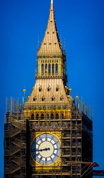 Wieża Zegarowa Big Ben Odrestaurowana Tarczami Rękami Zegara Przemalowana Niebieski — Zdjęcie stockowe