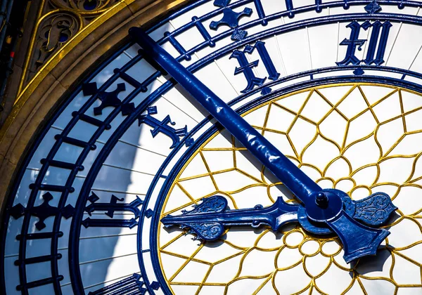 ダイヤルと時計針で復元されたビッグベン時計塔は プロイセンブルーを再塗装 — ストック写真