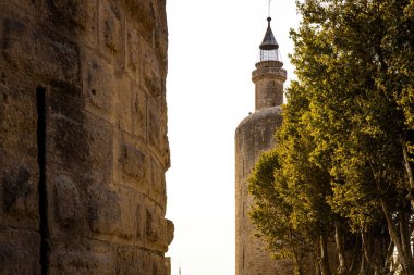 Güney Fransa 'nın Occitanie bölgesinde duvarlarla çevrili bir ortaçağ şehri olan Aigues-Mortes' in hava manzarası.