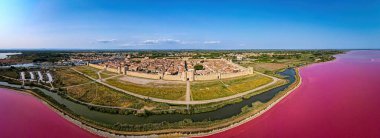 Güney Fransa 'nın Occitanie bölgesinde duvarlarla çevrili bir ortaçağ şehri olan Aigues-Mortes' in hava manzarası.