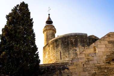 Güney Fransa 'nın Occitanie bölgesinde duvarlarla çevrili bir ortaçağ şehri olan Aigues-Mortes' in hava manzarası.