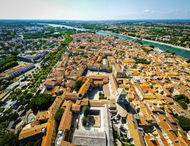 Güney Fransa 'nın Provence bölgesindeki Ren Nehri üzerindeki bir şehir olan Arles' in hava manzarası.