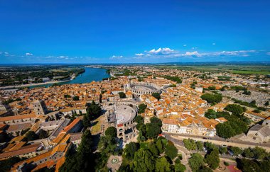 Güney Fransa 'nın Provence bölgesindeki Ren Nehri üzerindeki bir şehir olan Arles' in hava manzarası.