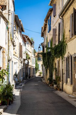 Güney Fransa 'nın Provence bölgesindeki Ren Nehri üzerindeki bir şehir olan Arles' in hava manzarası.