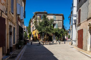 Güney Fransa 'nın Provence bölgesindeki Ren Nehri üzerindeki bir şehir olan Arles' in hava manzarası.