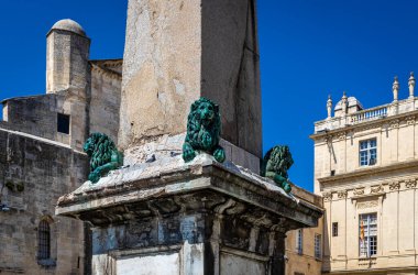 Güney Fransa 'nın Provence bölgesindeki Ren Nehri üzerindeki bir şehir olan Arles' in hava manzarası.