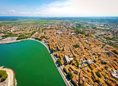 Güneydoğu Frances Provence bölgesinde bir şehir olan Avignon 'un günbatımı manzarası