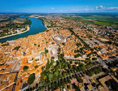 Güneydoğu Frances Provence bölgesinde bir şehir olan Avignon 'un günbatımı manzarası