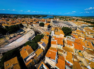 Güneydoğu Frances Provence bölgesinde bir şehir olan Avignon 'un günbatımı manzarası