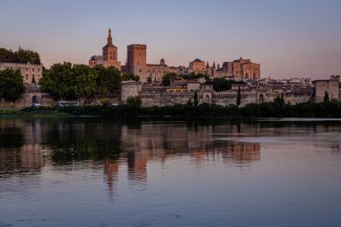 Güneydoğu Frances Provence bölgesinde bir şehir olan Avignon 'un günbatımı manzarası