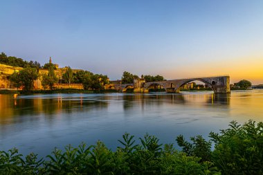 Güneydoğu Frances Provence bölgesinde bir şehir olan Avignon 'un günbatımı manzarası