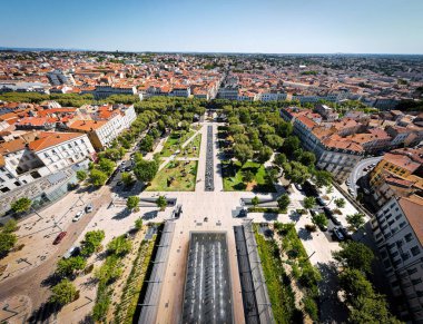Güney Fransa 'nın Occitanie bölgesindeki Herault departmanının bir alt birimi olan Beziers' in hava manzarası.