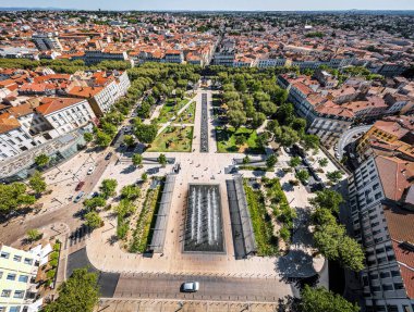 Güney Fransa 'nın Occitanie bölgesindeki Herault departmanının bir alt birimi olan Beziers' in hava manzarası.