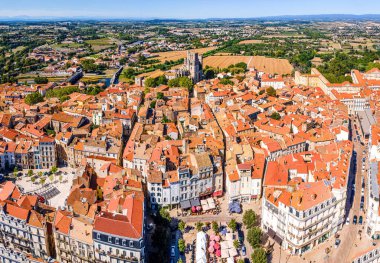 Güney Fransa 'nın Occitanie bölgesindeki Herault departmanının bir alt birimi olan Beziers' in hava manzarası.