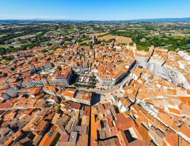 Güney Fransa 'nın Occitanie bölgesindeki Herault departmanının bir alt birimi olan Beziers' in hava manzarası.