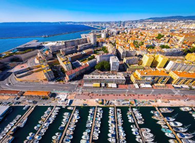 Güney Fransa 'da bir liman kenti olan Marsilya' nın Vieux-Port (Eski Liman) manzarası