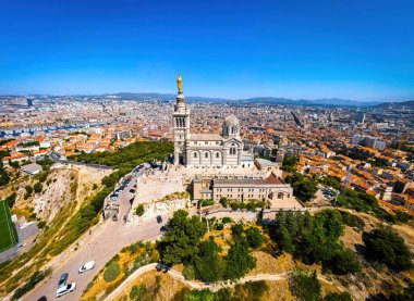 Fransa 'nın güneyindeki bir liman kenti olan Marsilya' daki Basilique Notre-Dame-de-la-Garde 'ın hava manzarası