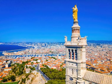 Fransa 'nın güneyindeki bir liman kenti olan Marsilya' daki Basilique Notre-Dame-de-la-Garde 'ın hava manzarası