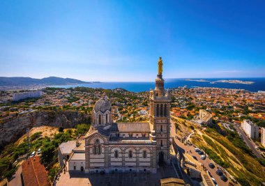Fransa 'nın güneyindeki bir liman kenti olan Marsilya' daki Basilique Notre-Dame-de-la-Garde 'ın hava manzarası