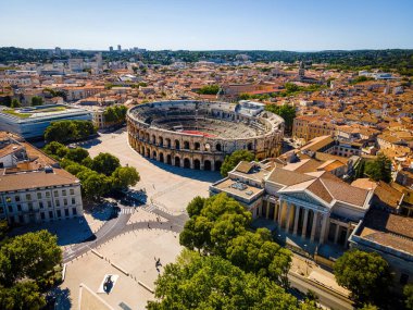 Güney Fransa 'nın Occitanie bölgesindeki eski bir Roma şehri olan Nimes Arena' nın hava manzarası