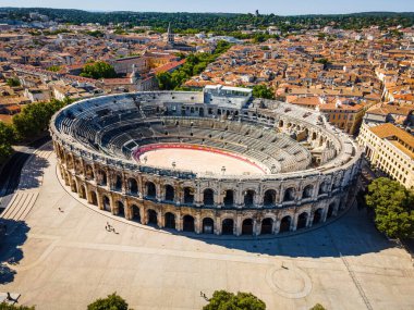 Güney Fransa 'nın Occitanie bölgesindeki eski bir Roma şehri olan Nimes Arena' nın hava manzarası
